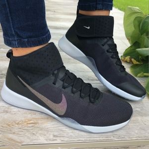 womens nike air zoom strong 2